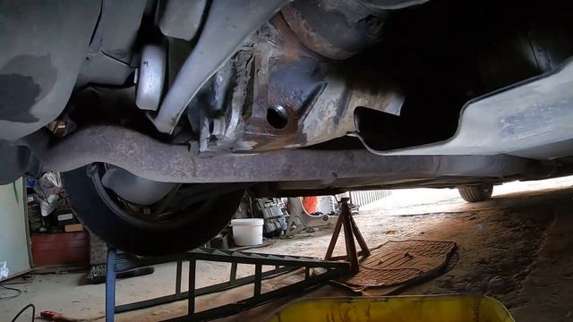 Differential oil change on Mercedes CLK w208 , inlocuit,Differentialölwechsel,differensial oljeskif смотреть онлайн