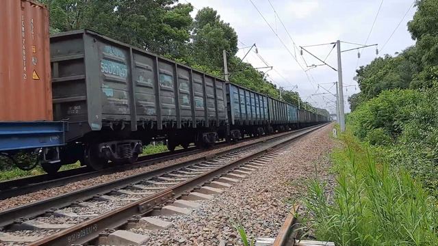 Электровоз 3ЭС5К-306 "Ермак" с грузовым поездом. смотреть онлайн