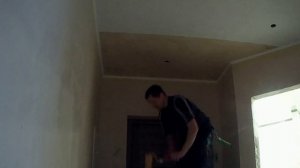 Как можно одному приклеить  широкие обои 1.06м на потолок!