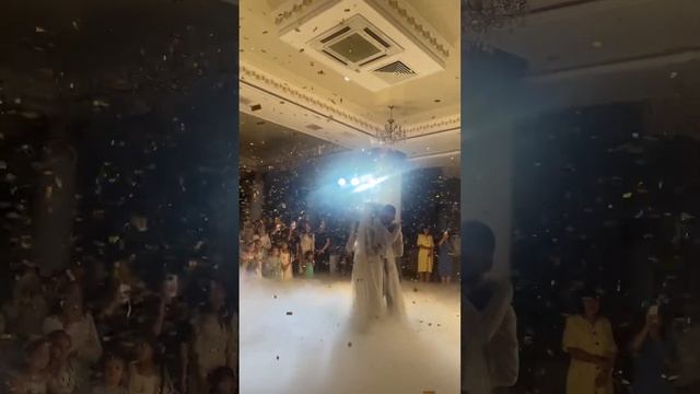 Медленный танец жениха и невесты. смотреть онлайн