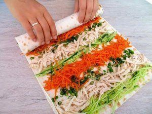 Промажьте два лаваша вкуснейшим соусом и получите великолепную закуску! Рулет из лаваша / Roll