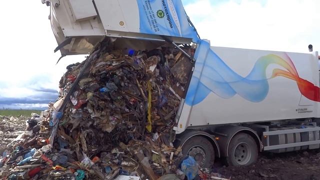 Выгрузка крупно-габаритных отходов мусоровозом Фаун (FAUN) смотреть онлайн