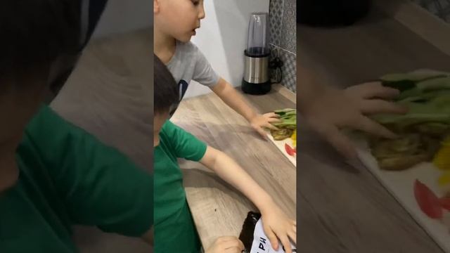 Братья готовят веган роллы смотреть онлайн