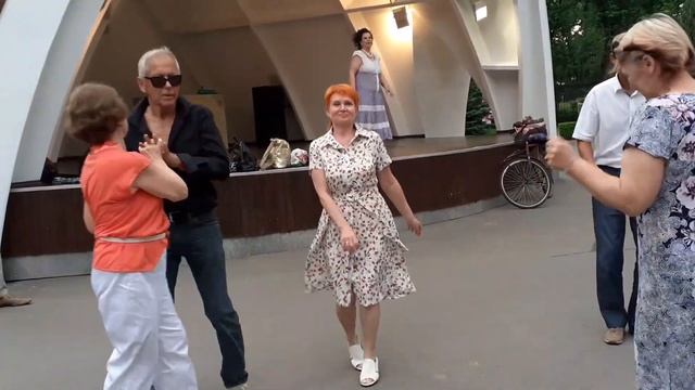 ЗАМАНИЛА, СОБЛАЗНИЛА, РАЗДРАЗНИЛА! СЧАСТЛИВЫЕ МОМЕНТЫ ИЗ ПАРКА ГОРЬКОГО ХАРЬКОВ ТАНЦЫ смотреть онлайн