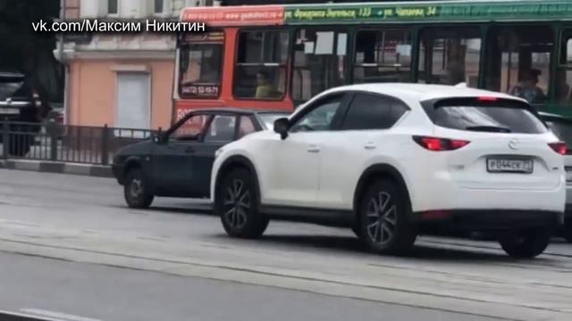В Туле на улице Советской подрались два автомобилиста смотреть онлайн
