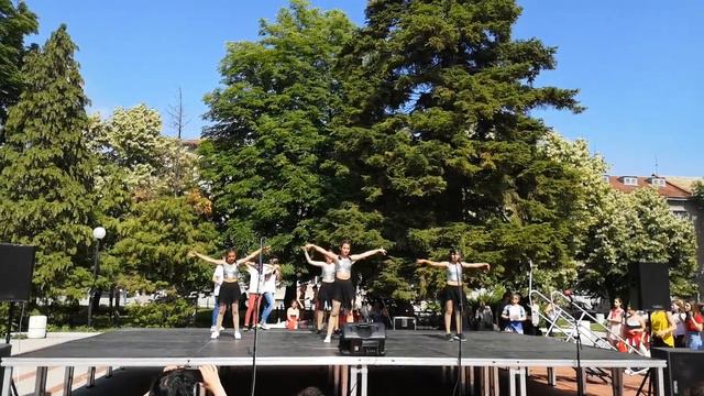 Лесното не ми е интересно! ВТФ "Слънчеви ноти" , IIIОУ "П.Р.Славейков" -Търговище . "The easy" danc смотреть онлайн