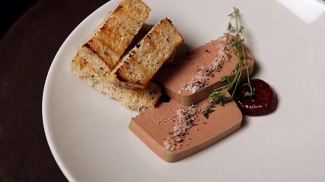 Пате из куринной печени с луком конфи - - Ресторан "Downtown" смотреть онлайн