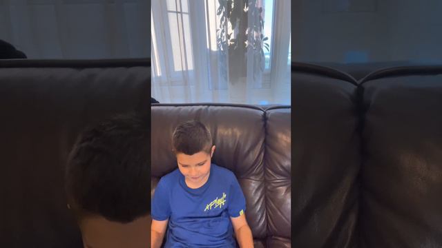 Оцените танец головой от 1 до 10 🤣 смотреть онлайн