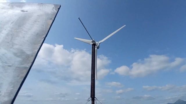 Длина хвоста ветрогенератора важна для стабильности работы. Реальный пример смотреть онлайн