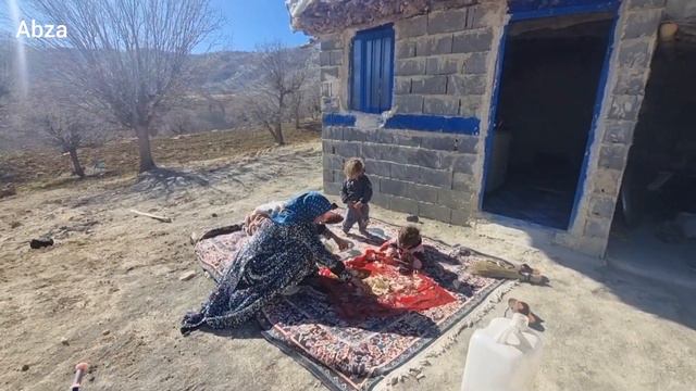 "The Life of a Single Mother: Love, Washing and Cleaning Her Daughters"🛀 смотреть онлайн