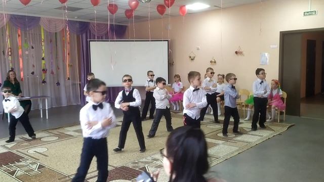 Танец мальчиков в детском саду. 8 марта смотреть онлайн