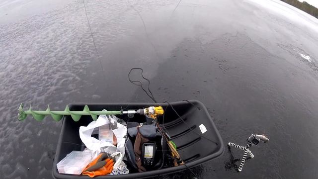 Зимняя рыбалка в Финляндии. Ловлю окуней на большой глубине смотреть онлайн