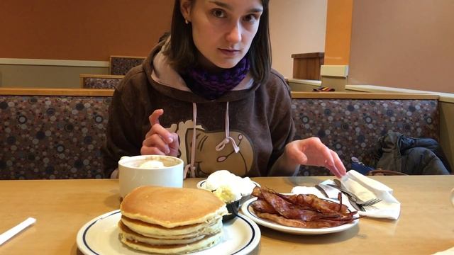АМЕРИКАНСКИЕ БЛИНЫ / TASTING IHOP PANCAKES смотреть онлайн
