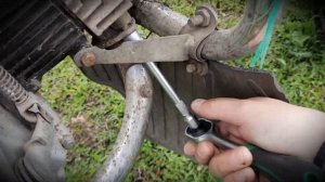 Покраска выхлопной трубы термостойкой краской на мопеде