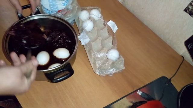 Как покрасить яйца на Пасху и Красную горку. Без красителей! Самый натуральный, традиционный способ смотреть онлайн