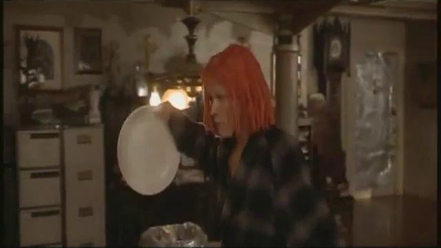 Milla Jovovich: The Fifth Element - Leeloo - Chicken...good