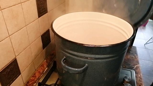 Пчеловодство с нуля. Закармливаю пчел на зиму сахарным сиропом. смотреть онлайн