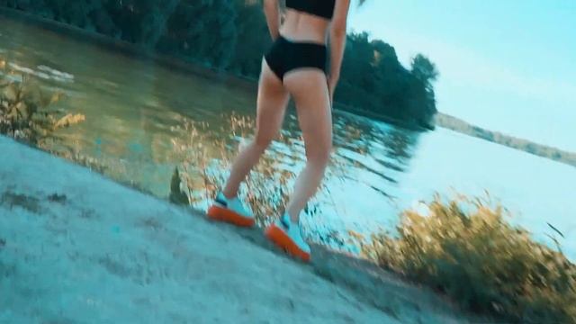 Красивая девушка танцует twerk ДЕД Мазай 2020 смотреть онлайн