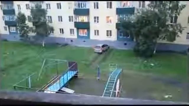 Пьяный мужик бьет автомобиль о дом. смотреть онлайн