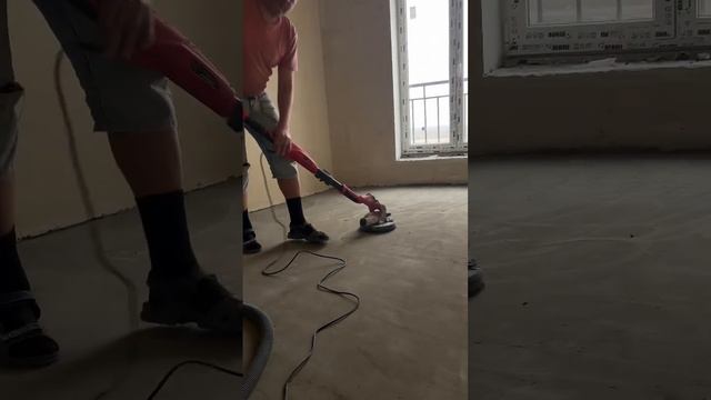 Подравниваем после протяжки поверхности пола плиточным клеем .