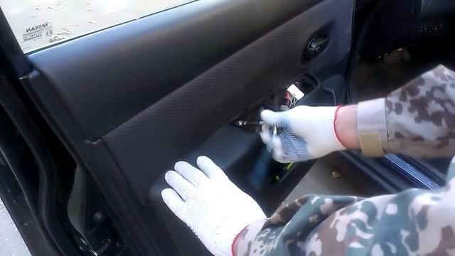 Снятие обшивки двери. Ниссан Тиида . смотреть онлайн