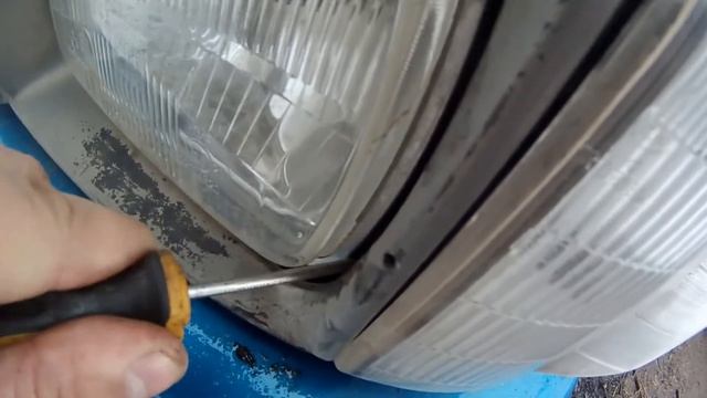 Тойота ХАЙЛЮКС-снятие переднего габарита и замена лампочки.....все просто смотреть онлайн