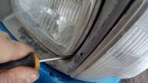 Тойота ХАЙЛЮКС-снятие переднего габарита и замена лампочки.....все просто