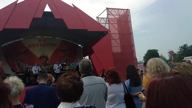 Народ поёт "Катюшу" в День Победы 2019 г. ВИА "ЧеснокЪ" смотреть онлайн