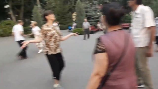 Рос тюльпан в одном саду!!!??Танцы в парке Горького!!!??Харьков 2021 смотреть онлайн