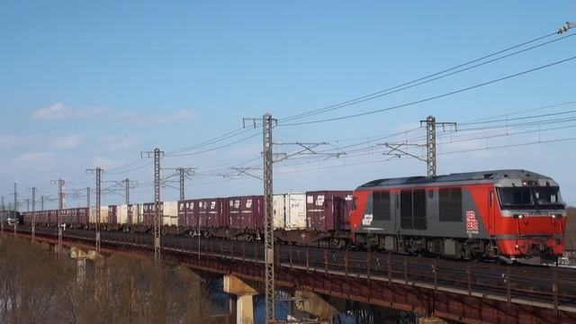 赤熊貨物とスーパーカムイが夕張川橋梁上でスライド смотреть онлайн