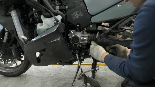 Kawasaki GTR 1400 drive shaft knock fix смотреть онлайн