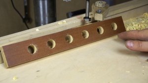 Приспособление и способ делать ряд отверстий с заданным шагом на сверлильном станке