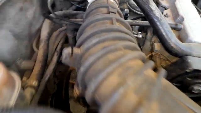 Вот куда подсоединяется маленький шлаг от клаппаной крышки.Опель Вектра а 1.6 смотреть онлайн