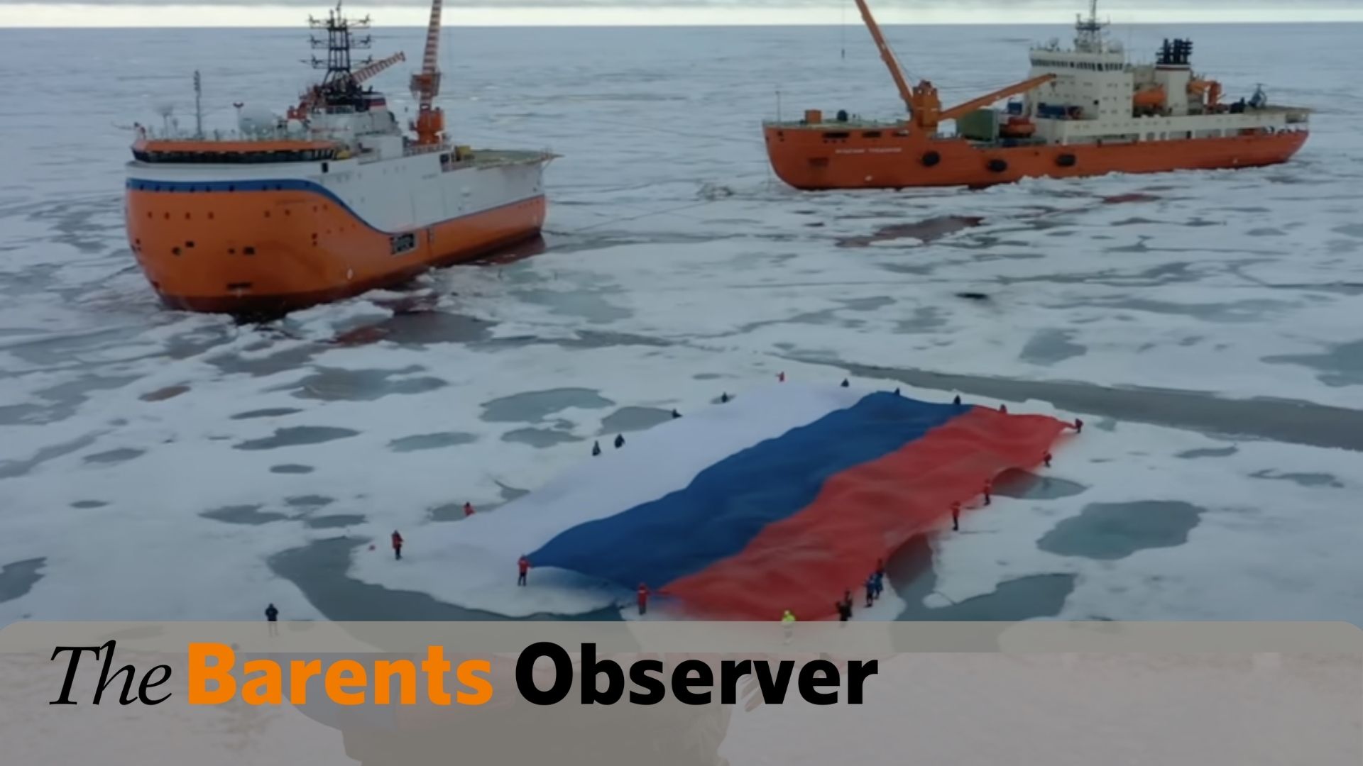 В Северном Ледовитом океане развернули гигантский российский флаг