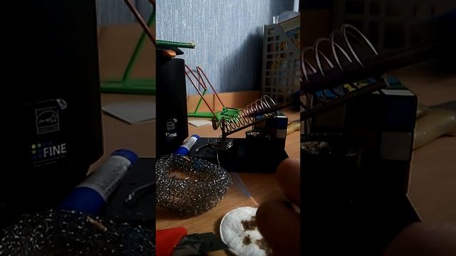 Как спаять два проводка ∅0.5мм для начинающих? (Паяльные дела #1) смотреть онлайн