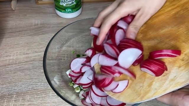 Весенний салат с Редиской!Супер простой и очень вкусный салат с редиской.Весенний салат прямо с дач смотреть онлайн