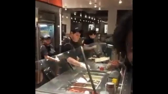 Кафе отказывается обслуживать темнокожих парней