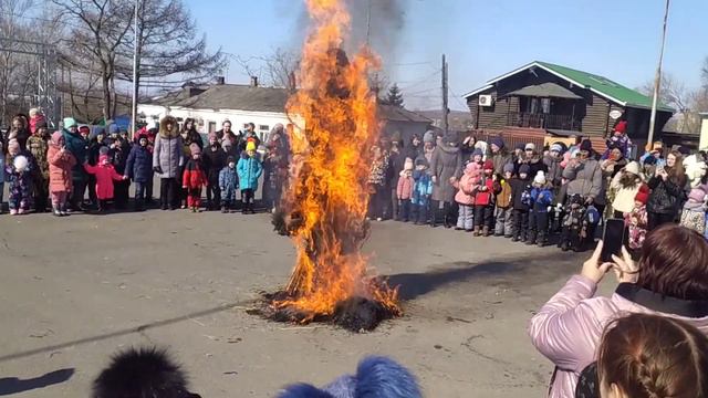 Провожают масленицу!!! жгут чучело.п.Таричанка 26.02.2023Г смотреть онлайн