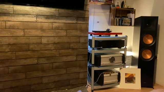 Turntable Pro-Ject Debut Carbon 2M red+Musical Fidelity KW550+Klipsch RP8000F смотреть онлайн