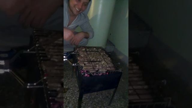 Как приготовить шашлык в подъезде смотреть онлайн
