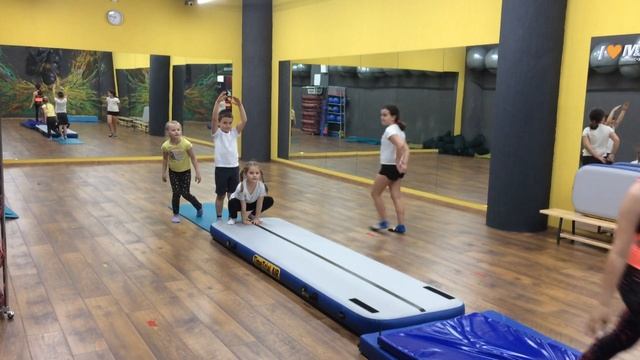 Изучение прыжков в спортивной акробатике. Дети 5-8 лет смотреть онлайн