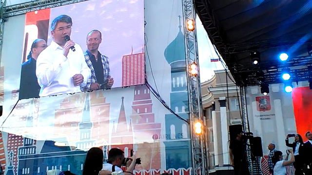 Хор Турецкого и Алексей Самбуевич Цыденов поют вместе на площади Советов в Улан-Удэ смотреть онлайн