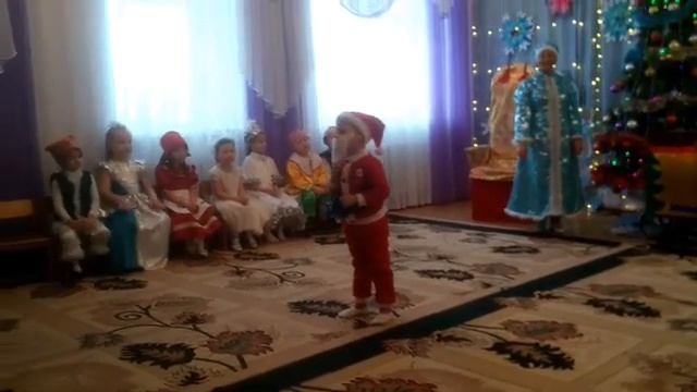Детский утренник у Яны, в садике "Гульдер".Танцы, игры, стихи подарки. смотреть онлайн