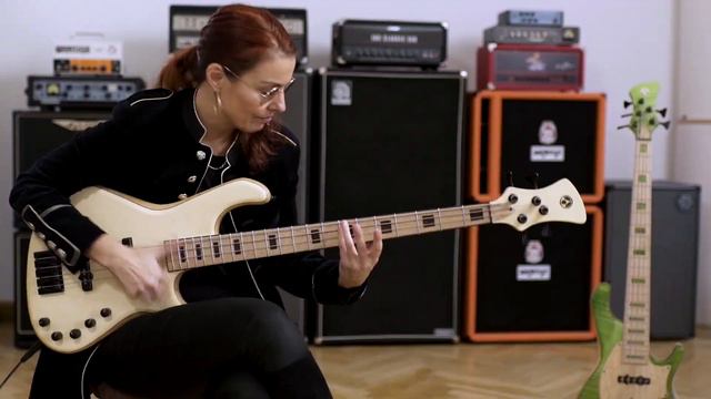 Ida Nielsen plays my Adamovic Saturn смотреть онлайн
