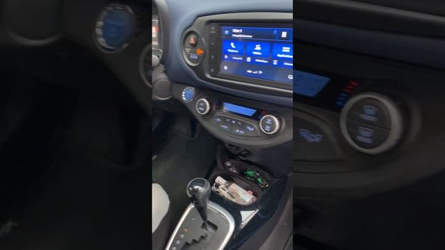 Toyota Yaris III (3) HYBRID 100H COLLECTION смотреть онлайн