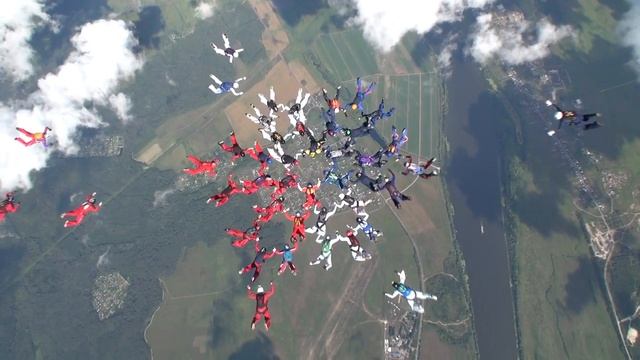 2012 / FAI European Record - Largest Freefall Formation - 88 Parachutists - Feminine 2/4