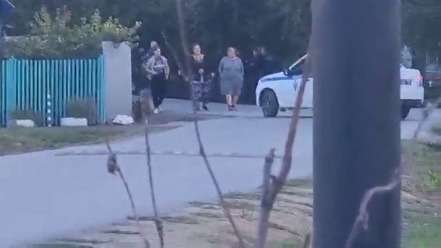 Машины полиции перекрыли подъезды к встрече кандидата-коммуниста Романа Яковлева смотреть онлайн