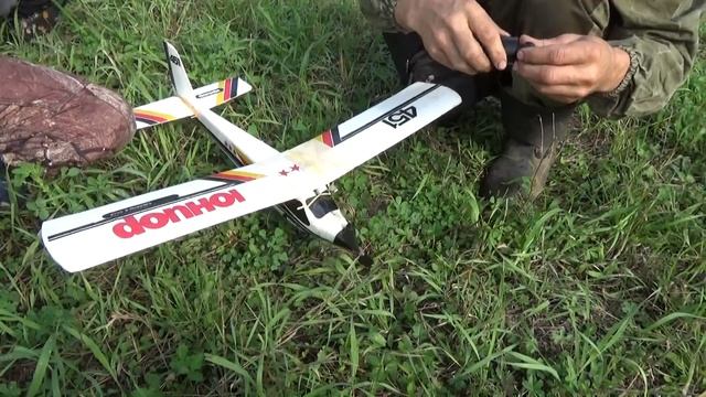 Запуск самолёта "Юниор"работающим на СО2. смотреть онлайн