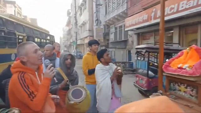 Песни Кришнаитов.Часть 33.Dancing and chanting Hare Krishna mantra in Gwalior!Харе Кришна на улице смотреть онлайн