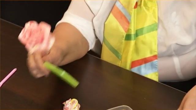 Масса для лепки. Как слепить розочку. смотреть онлайн